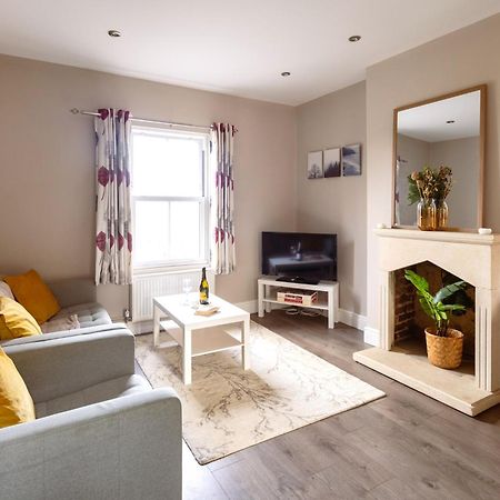 Family Home In Central Guildford With Parking Екстериор снимка