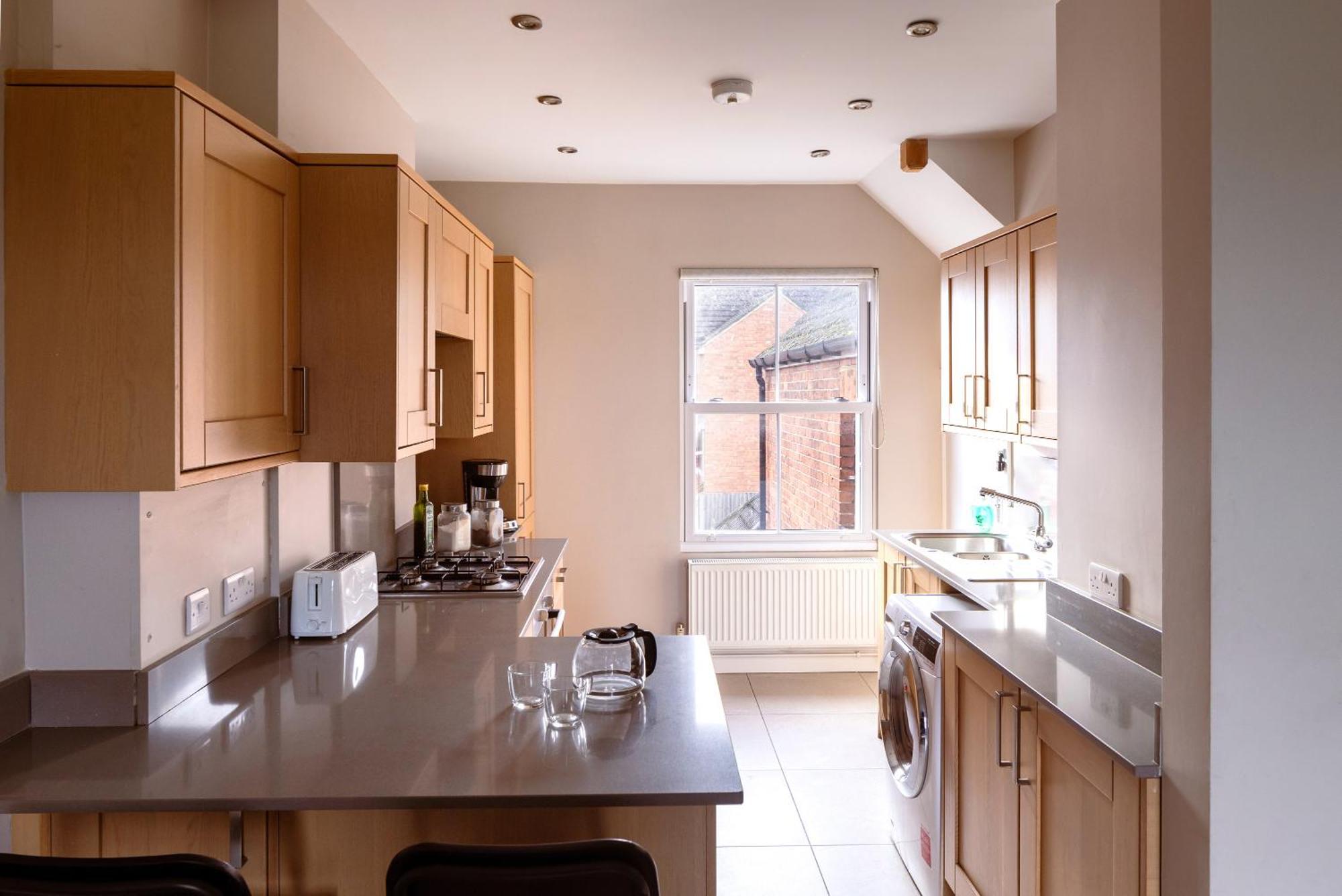 Family Home In Central Guildford With Parking Екстериор снимка