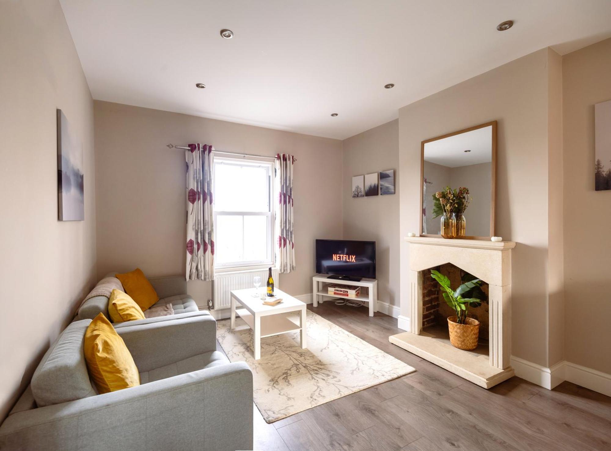 Family Home In Central Guildford With Parking Екстериор снимка