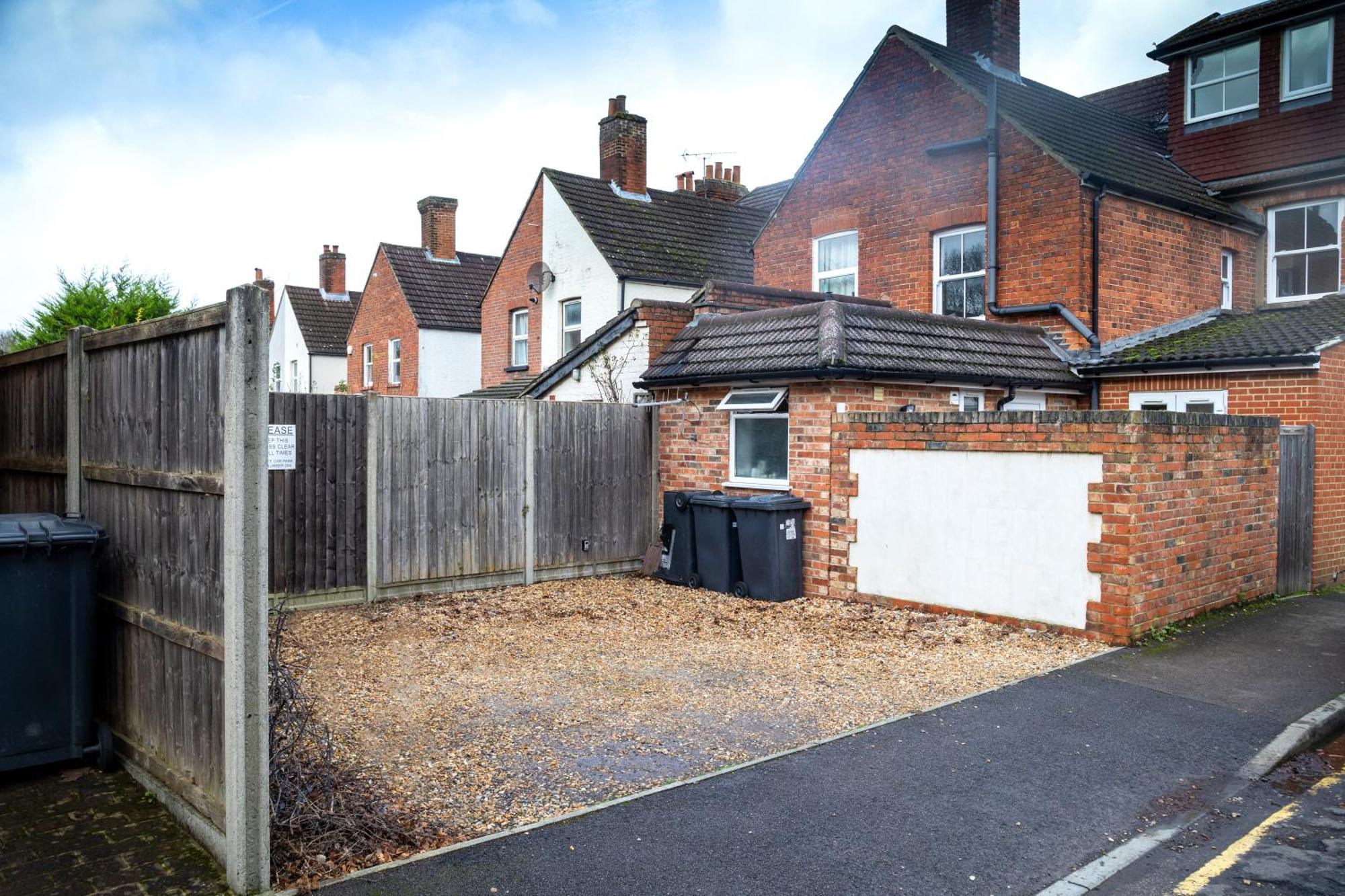 Family Home In Central Guildford With Parking Екстериор снимка