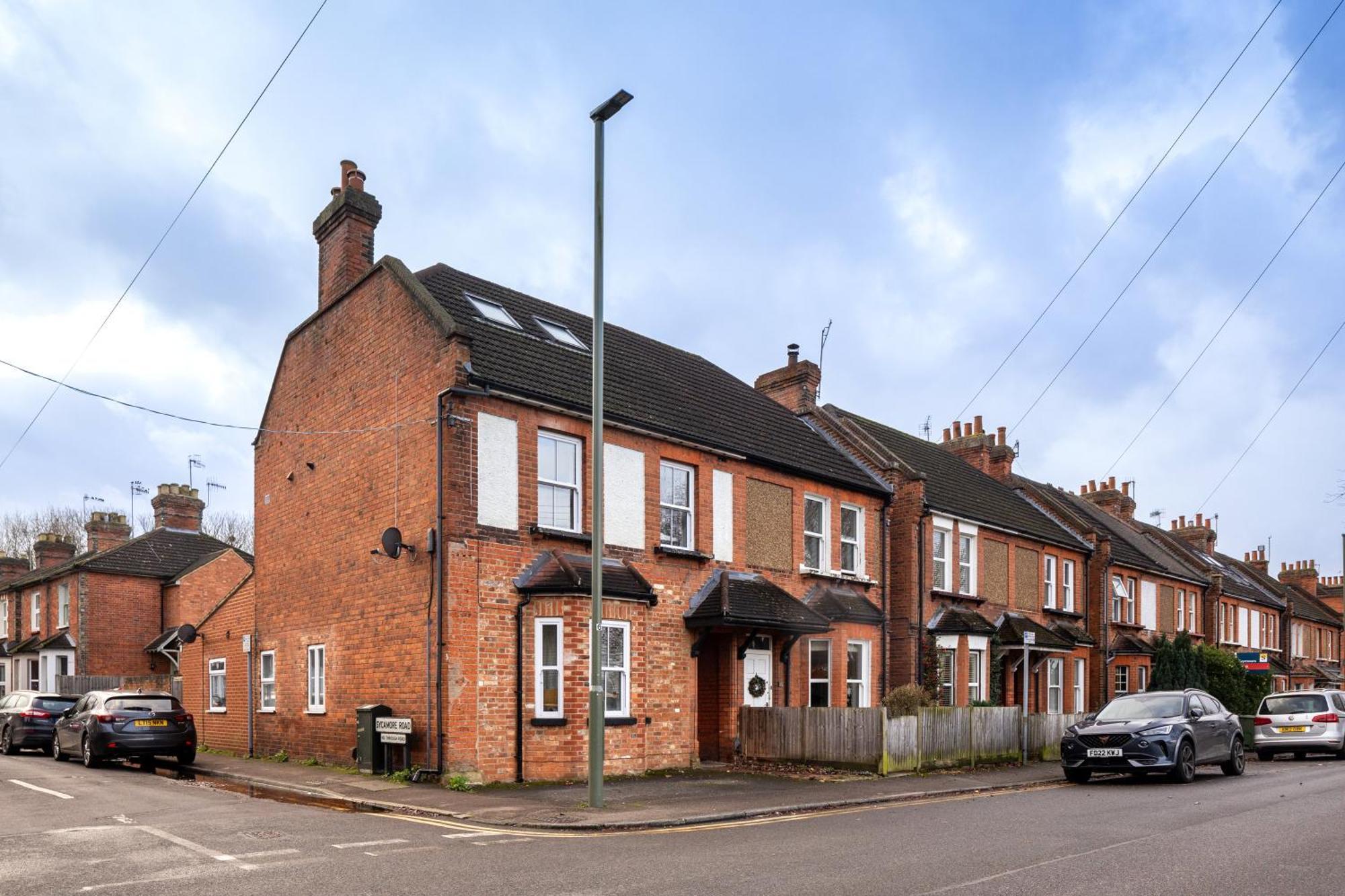 Family Home In Central Guildford With Parking Екстериор снимка