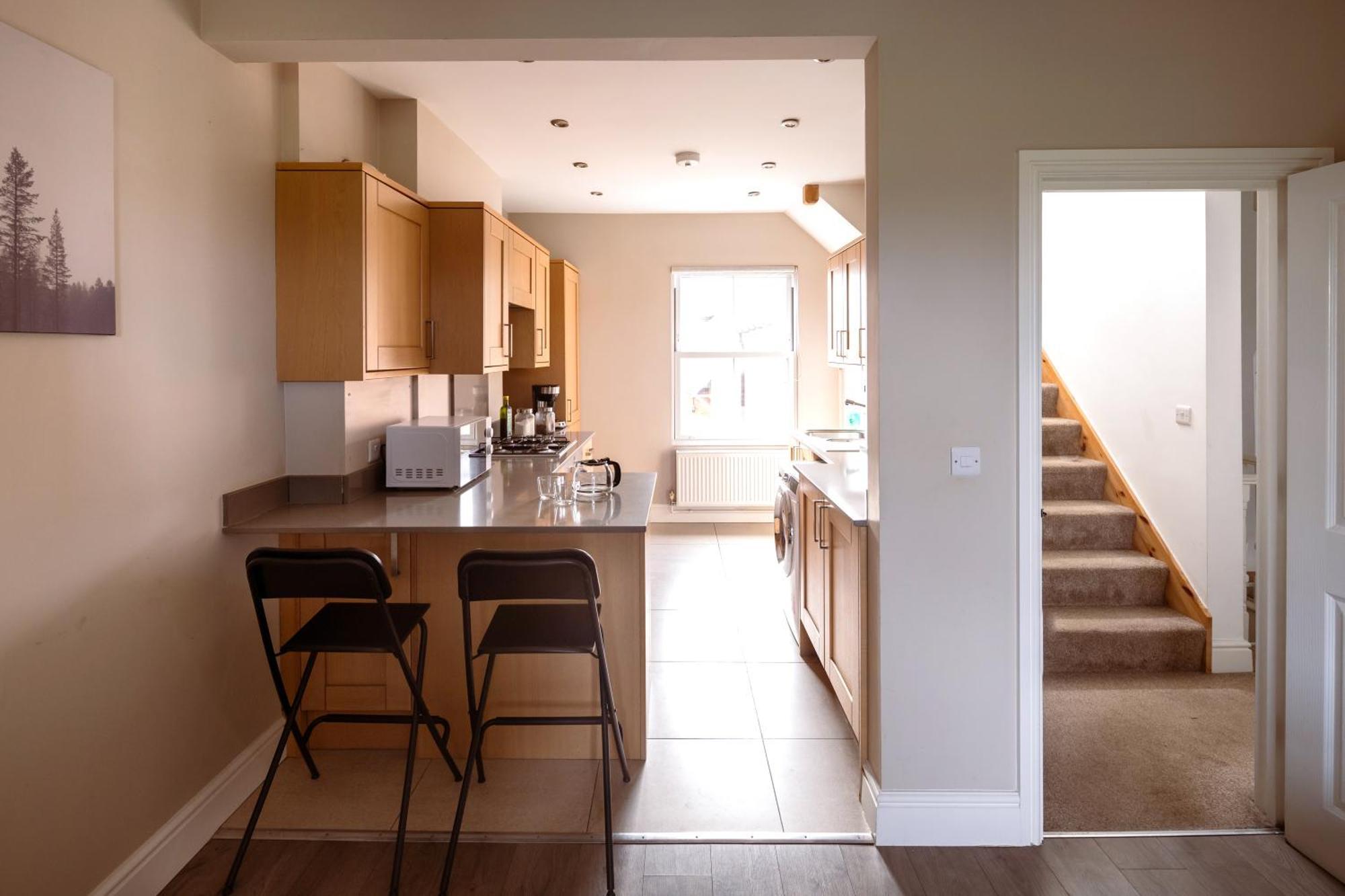 Family Home In Central Guildford With Parking Екстериор снимка