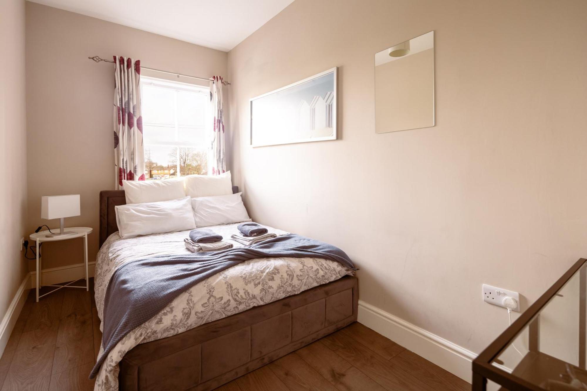 Family Home In Central Guildford With Parking Екстериор снимка