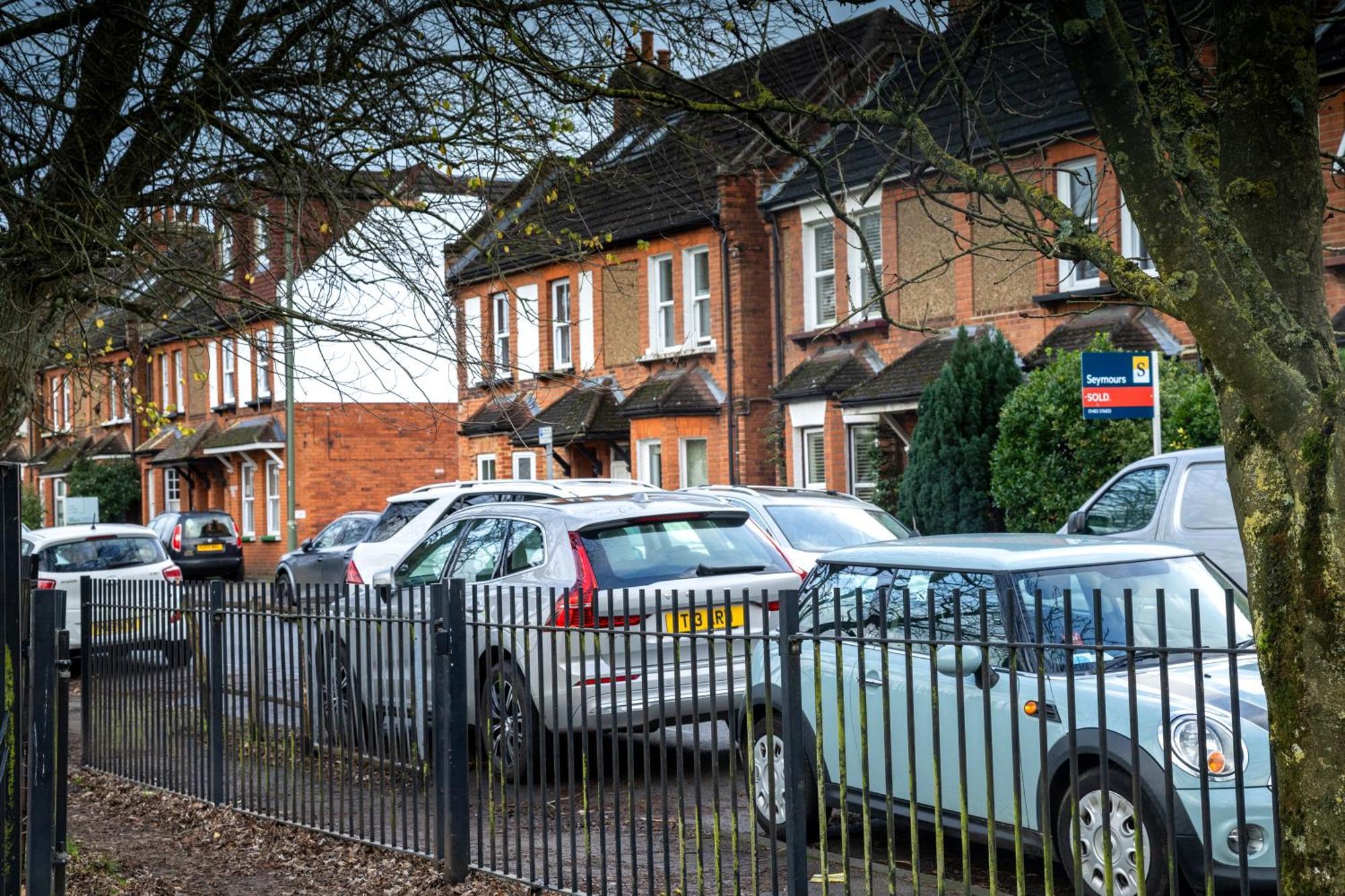 Family Home In Central Guildford With Parking Екстериор снимка