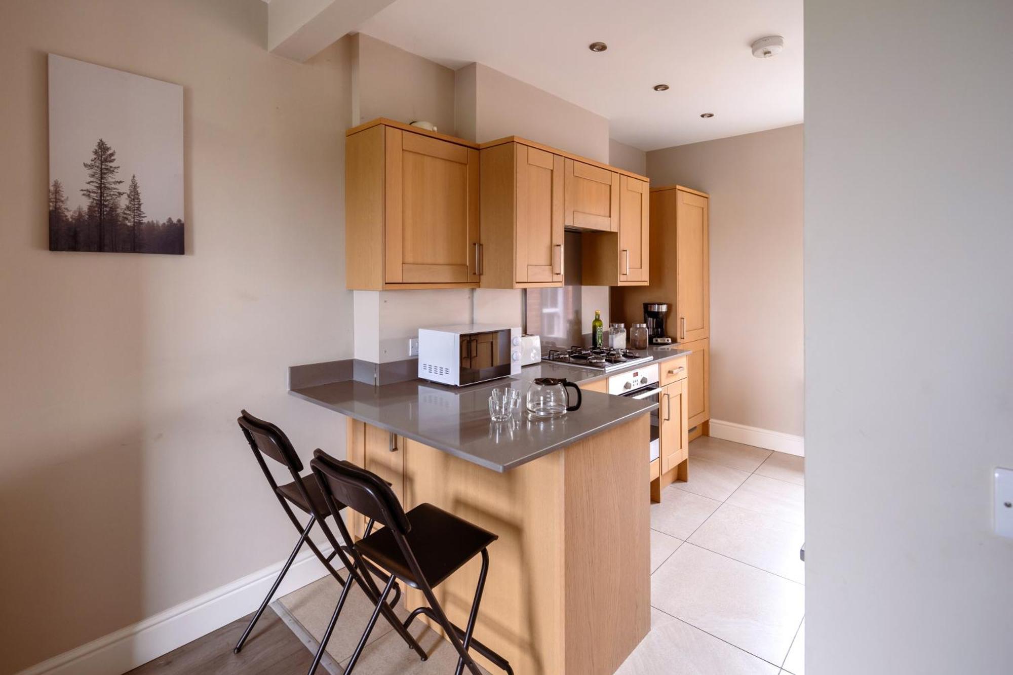 Family Home In Central Guildford With Parking Екстериор снимка